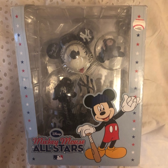Mickey Mouse Yankees All Stars Figurine - Picture 3 of 3
